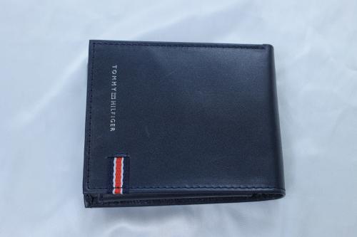 جزدان من ماركة Tommy Filfiger